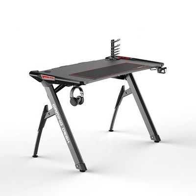 Un bureau de jeu moderne avec des accessoires abordables