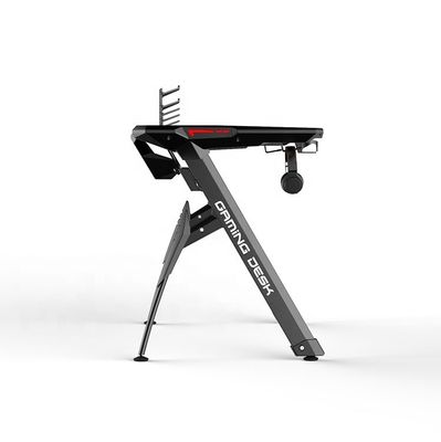 Un bureau de jeu moderne avec des accessoires abordables