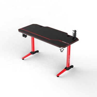 Bureau de jeux de bureau avec autre matériel de surface et emballage du courrier