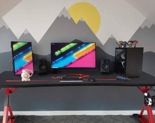 Bureau de jeu en plastique en surface en forme de Z avec porte-gobelets et haut-parleurs