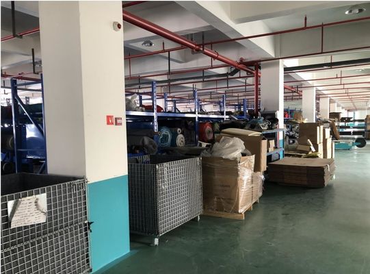 Bureau de jeu en plastique en surface en forme de Z avec porte-gobelets et haut-parleurs
