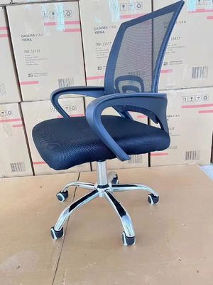 Chaise de bureau rotative ergonomique moderne à base d'argent pour améliorer l'efficacité du travail
