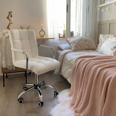 Chaise de bureau en cuir réglable, parfaite pour un environnement de travail moderne et élégant.